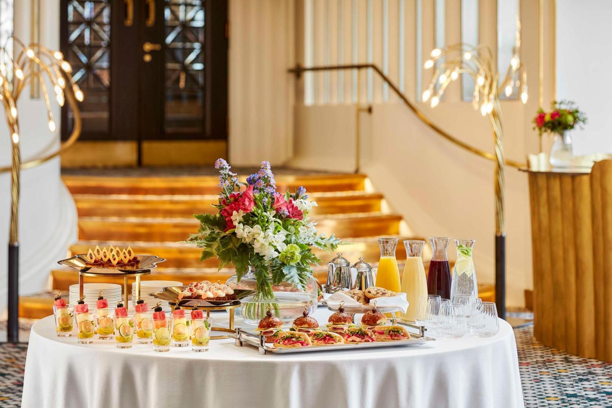 Nh Collection Helsinki Grand Hansa Luaran gambar A buffet at the entrance of the National Museum of Finland